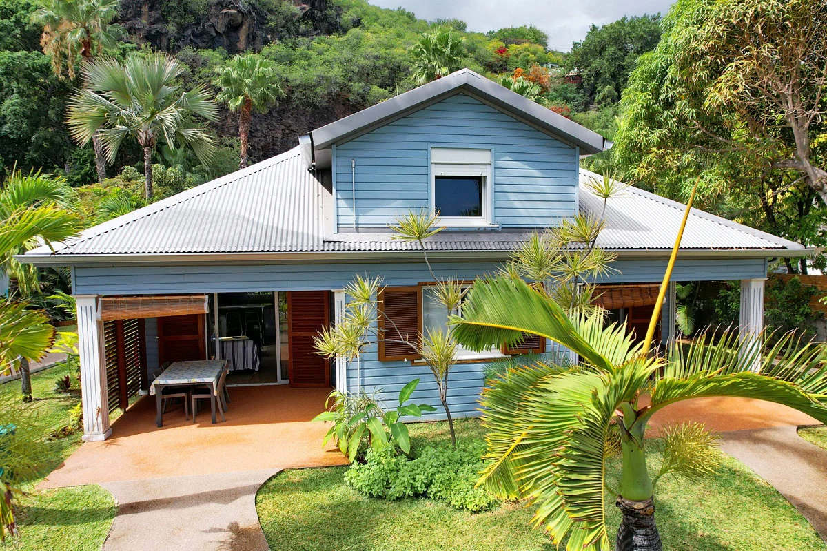 Une des villas créoles bleues, dans le jardin