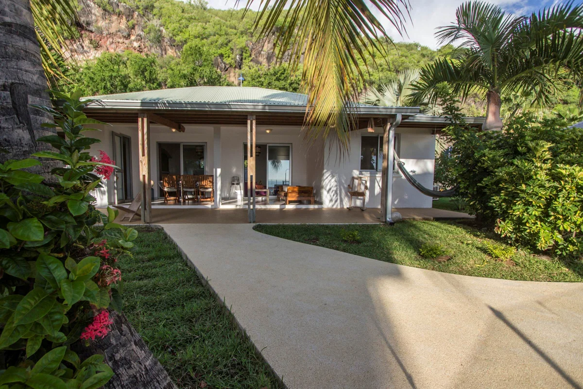 Une des villas créoles et son allée dans le jardin