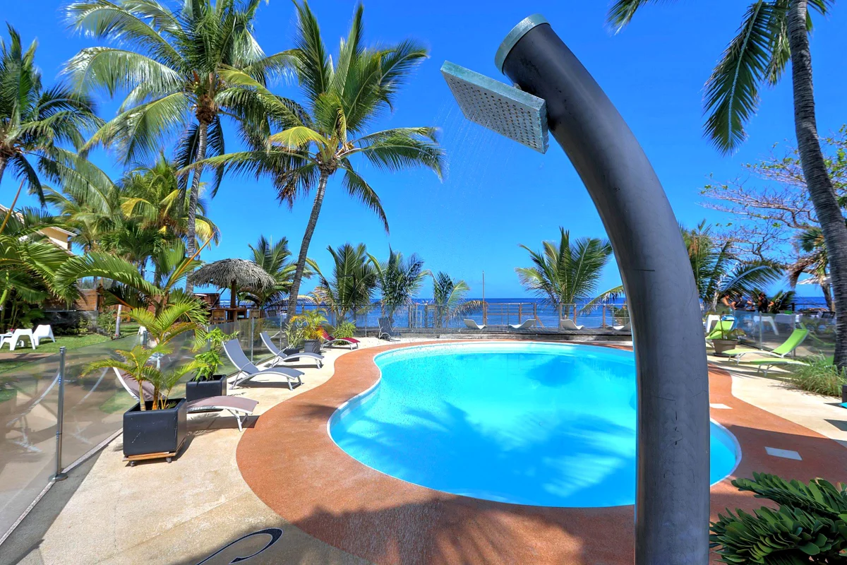 La douche de la piscine, face à la mer
