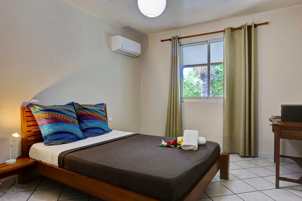 Une chambre de la grande villa avec un lit double