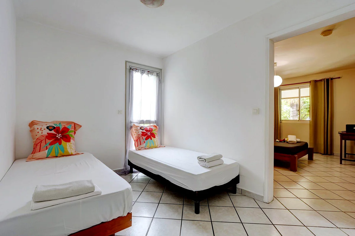 Une chambre à deux lits simples de la grande villa