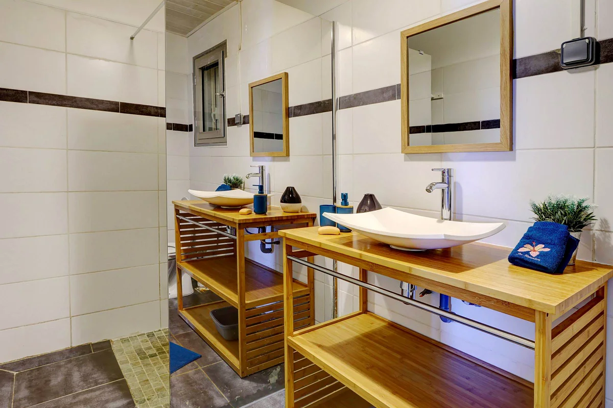 La salle d'eau de la grande villa, vasque sur meuble en bois