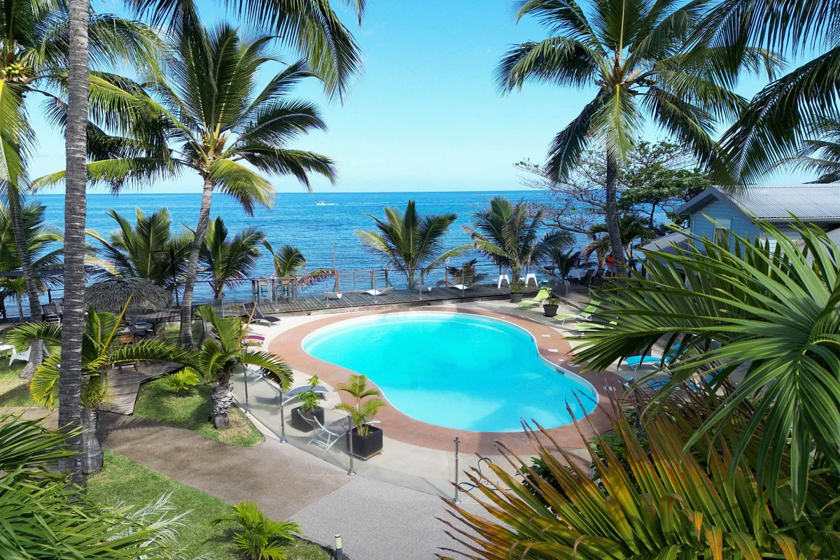 Les villas, la piscine et les cocotiers face au lagon, vus depuis l'étage