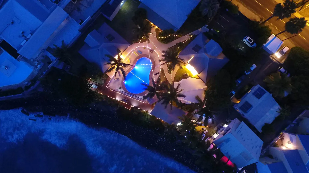 Les villas éclairées le soir, vues du ciel