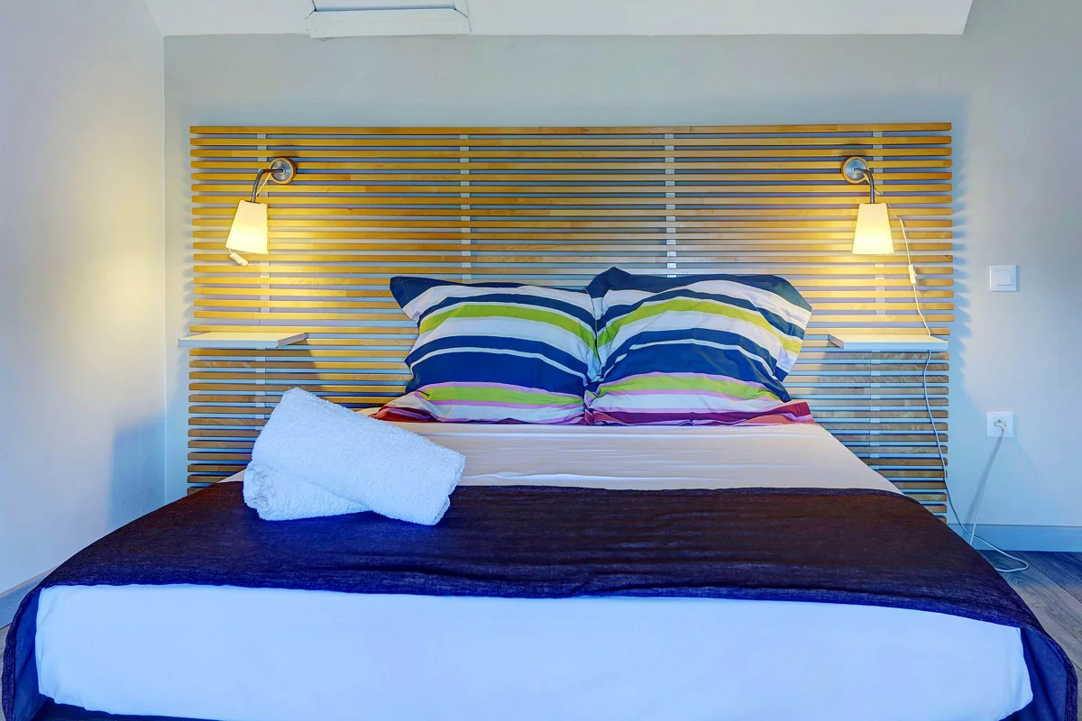 La chambre bleue de la villa 2 chambres, avec ses coussins rayés