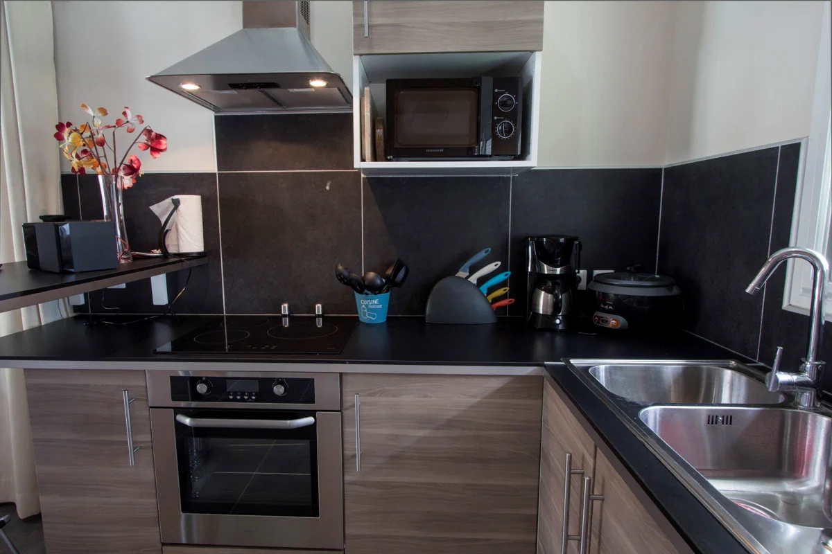 La cuisine noire et bois de la villa 2 chambres