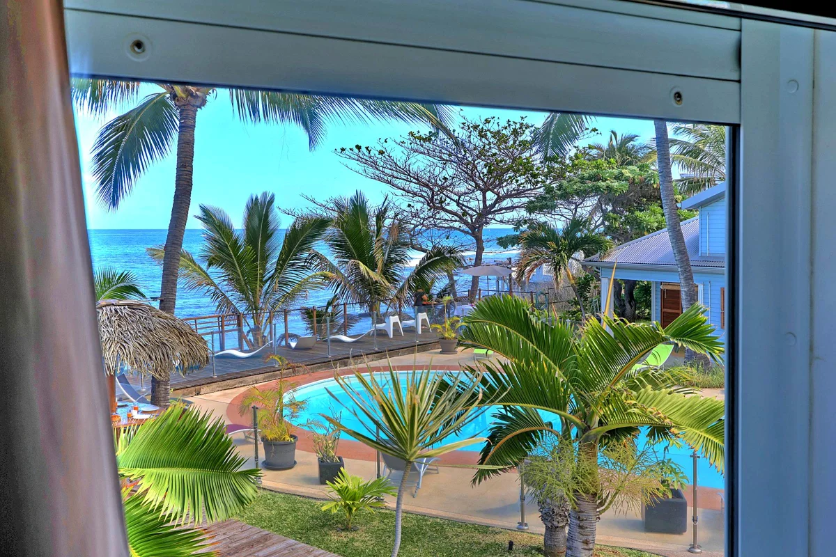 La piscine et le lagon vus depuis la fenêtre de la villa 2 chambres
