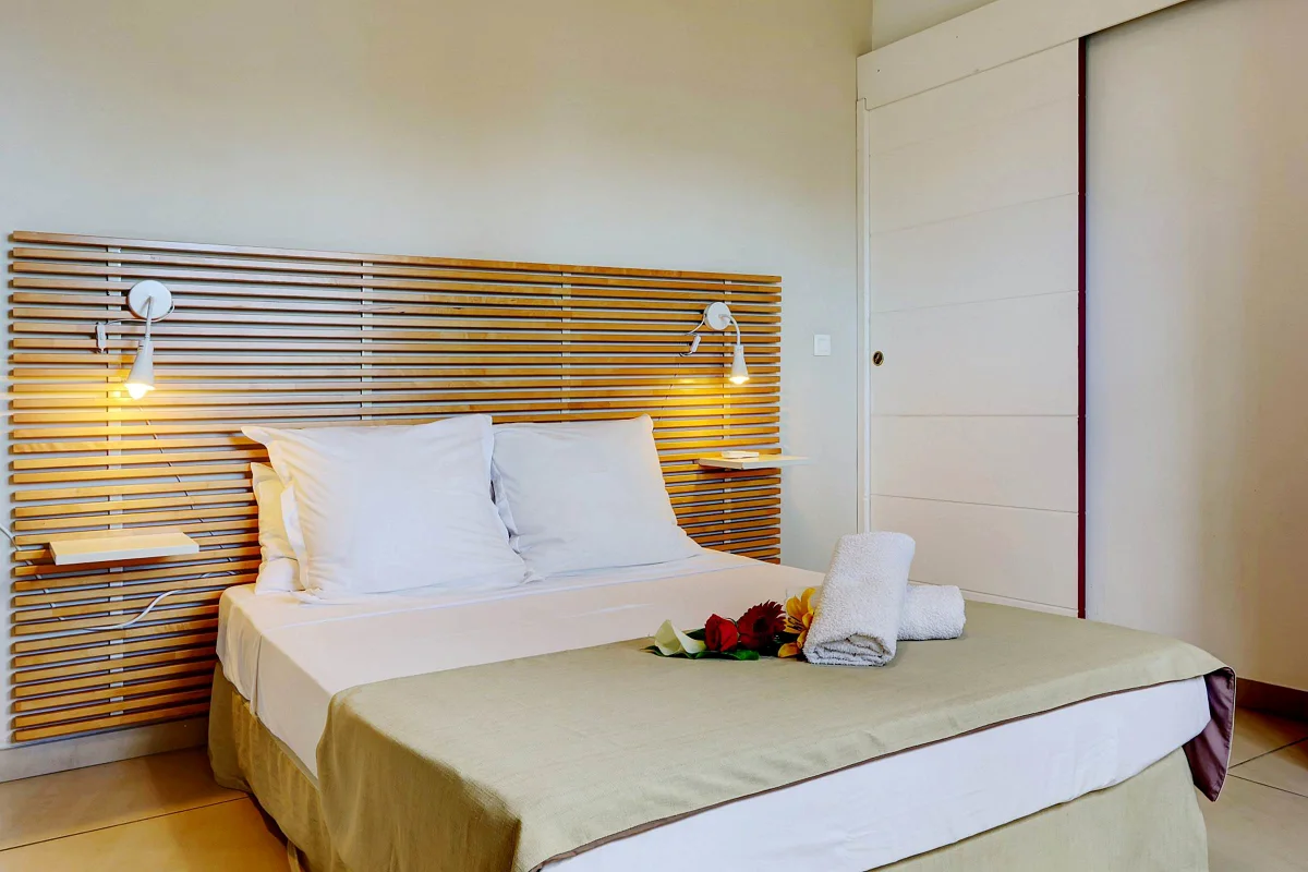 Une chambre de la villa 3 chambres, tête de lit en bois clair