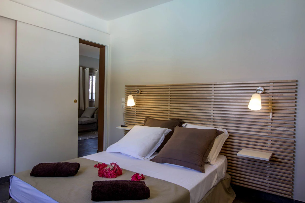Une autre chambre de la villa 3 chambres, avec des fleurs sur le lit